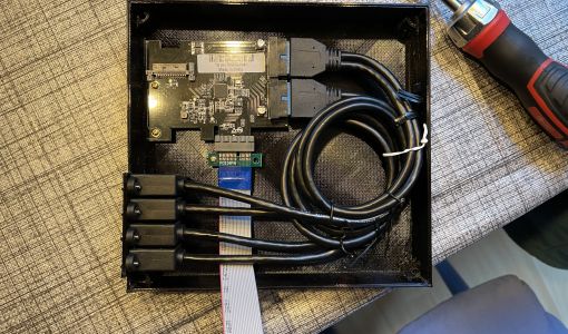 Deckel mit USB3 Karte und Kabeln