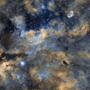 Herz des Schwans um Stern Sadir und Sichelnebel